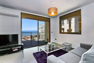 Image de Salata, Superbe appartement 2 ch, vue mer a 30 m de la plage, piscine, Parking privé