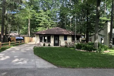 Image de Bienvenue au Firefly Cottage Ă Higgins Lake!