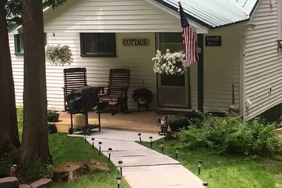 Image de Charmant chalet privé situé sur le canal principal de la rue St. Fleuve Laurent.