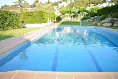Image de Maison à côté de la piscine, sur une plage privée