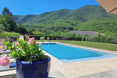 40 000 m2 en Luberon, calme absolu, piscine de  14 mètres avec vue panoramique