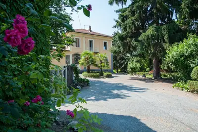 Image de Casa Saracco: une résidence art nouveau entourée de verdure