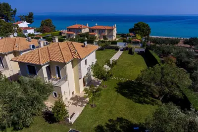 Image de Villa Ergopoli, grand jardin, à côté d'une plage aux eaux cristallines!