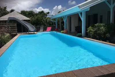 Image de Villa sous les tropiques avec piscine privée et toboggan aquatique