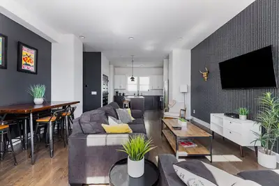 Image de Maisons de ville de luxe modernes à pied des bars, des restaurants et de la musique live