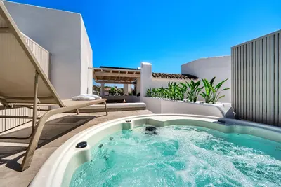 Image de Front de mer Penthouse Jacuzzi Terrasse sur le toit, Bbq, Lounge, Garden, Piscin