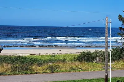 Image de Maison isolée devant l'océan Pacifique située à Neah Bay, Wa