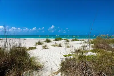 Image de 2 chambres à coucher sur la plage!