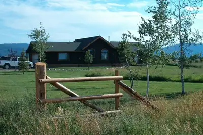 Image de Maison moderne en bois rond avec vue sur les Tetons!