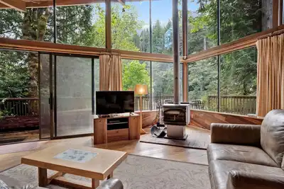 Image de Chien amical cabine avec vue imprenable sur les montagnes et bain à remous privé!