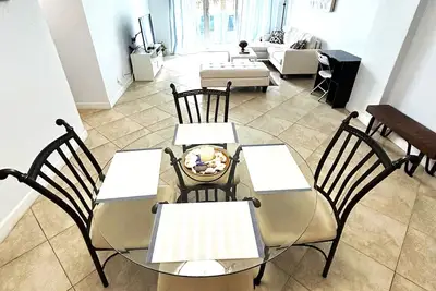 Image de Condo 1Bdr dans la station balnéaire. Commodités de style Resort. Accès direct à l'océan