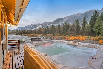 Image de Riverfront Mountain Home w / bain à remous, cuisine améliorée et pont enveloppant