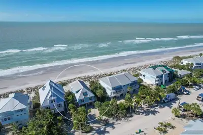 Image de 4 chambres face à la plage à la maison!