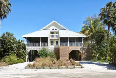 Image de Maison de 3 chambres à coucher directement en face de la plage!