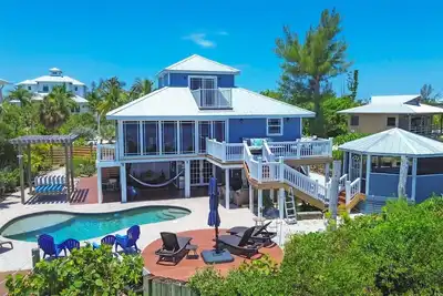 Image de Maison de luxe de 4 chambres avec piscine près de la plage, quai privé sur Kettle Harbor.