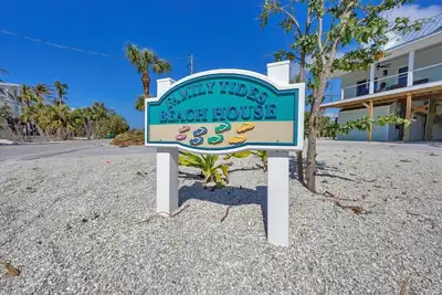 Image de Marées familiales: piscine sur la plage et quai. . . Cette maison de plage de 4 chambres a tout!