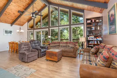 Image de Entouré de cèdres et de chênes et à seulement 12 miles de l'entrée sud-Gate à Yosemite Nati. . .