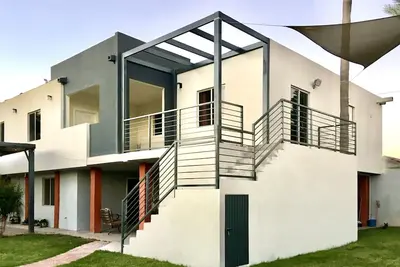 Image de 3 chambres 3 salles de bain avec un grand patio. Point rocheux