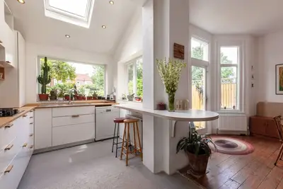 Image de 3br lumineux avec jardin près du palais d'Alexandra, un moyen facile de King's Cross, par Veeve