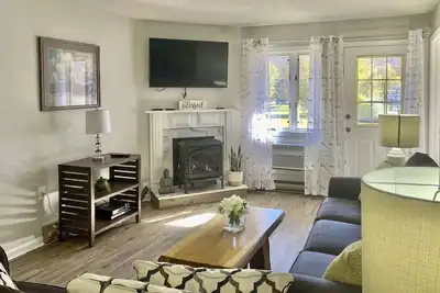 Image de Nouveau! Condo Lincoln avec balcon et vue sur le mont Loon