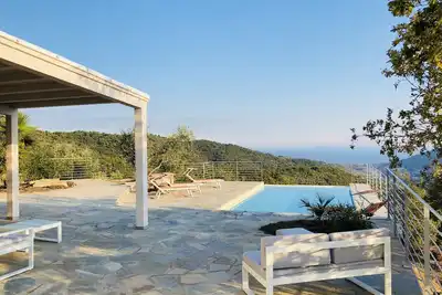 Image de Fantastique villa avec une vue unique sur la mer et une piscine privée dans l'oliveraie