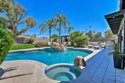 Image de Scottsdale Home contemporain avec patio, cabane et piscine