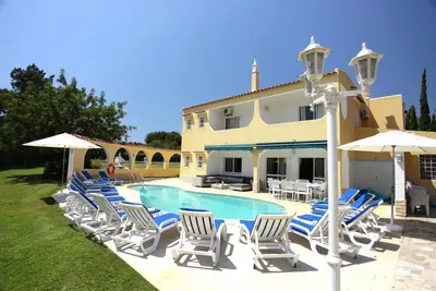 Image de Superbe villa avec piscine, au bord de la plage sur un fabuleux grand terrain