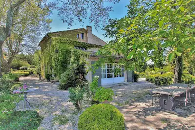 Image de Superbe maison Ă Lagnes avec sauna