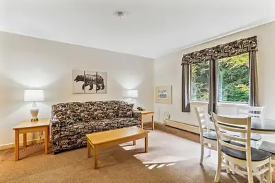 Image de Suite de luxe à une chambre située au premier étage avec piscine extérieure chauffée