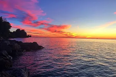 Image de Vue imprenable sur la maison spacieuse du lac. Plan d'étage ouvert et terrasse pour des fêtes parfaites