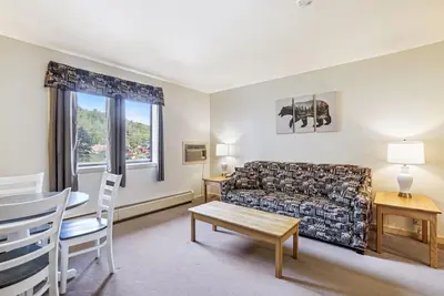 Image de Suite de luxe à une chambre située au premier étage avec piscine extérieure chauffée