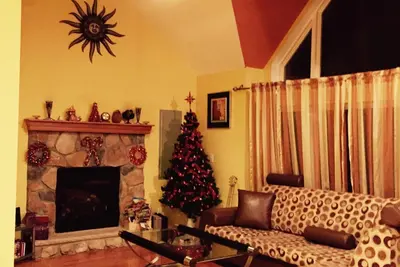 Image de Accueil moderne et confortable avec un flux à Bushkill