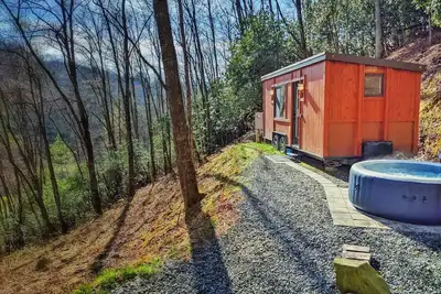 Image de \"Little Red\" Adorable + Romantique Tiny Home avec FirePit
