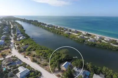 Image de Maison de 3 chambres à coucher, quai privé, un bloc de la plage!