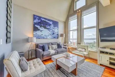 Parfaitement situé, appartement avec vue sur la baie, bain à remous et piscine partagés!