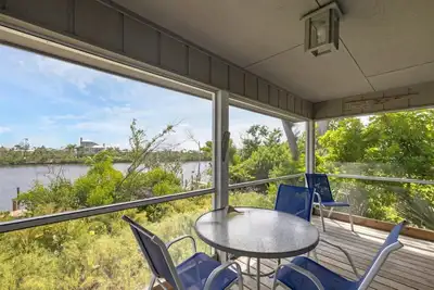 Image de Condo 2 chambres directement en face de la plage!