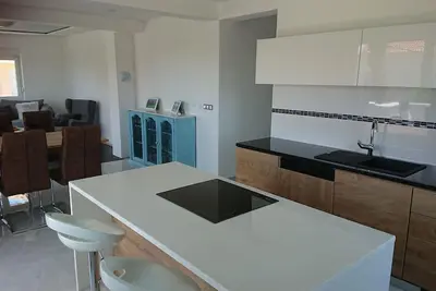 Image de Appartement moderne de trois chambres avec piscine Lari