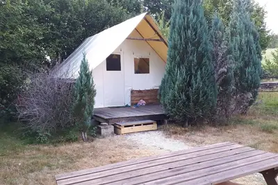 Image de Dans domaine avec piscine couverte, nuit insolite en cabane.