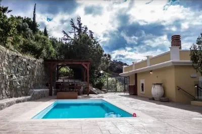 Image de Résidence Olenia avec piscine privée, vue sur la mer et balcon.