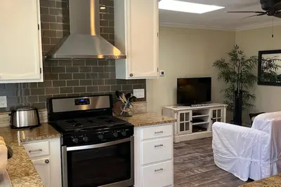 Image de The Yellow Desert Rose Getaway récemment rénové!