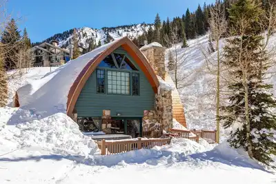 Image de Maison de Montagne Creekside Emblématique Avec Bain à Remous Privé et vue Imprenable!