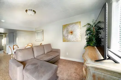 Image de Sleeps 24, Meilleur emplacement, Nouvellement construit, Barbecue, Patio, à 5 minutes du centre-ville, Sauna, Vues