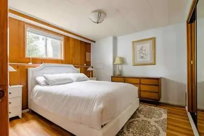 Image de Récemment rénové et meublé la maison avec 100% d'intimité.