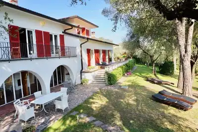 Image de Villa Limoni à Garda avec panorama sur le lac et jardin privé