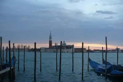 Image de rayon de soleil derrière la place Saint-Marc