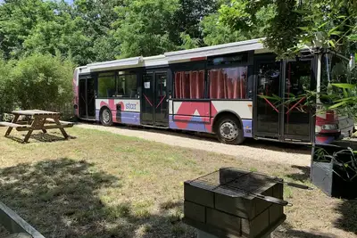 Image de Hébergement pour 2 personnes dans un Bus avec accès piscine