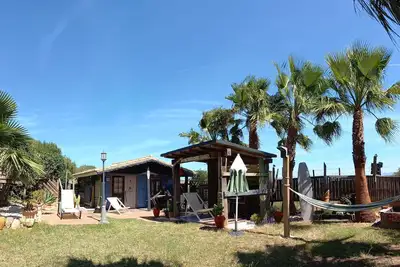 Image de Chalets de vacances indépendants, à pied des plages locales dorées. Barbecues et hamacs,