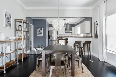 Image de Merveilleuse maison dans la ville. Marchez vers tout.