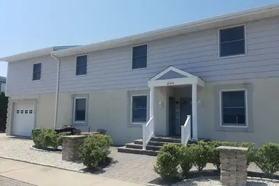 Image de Southend, condo de 2 chambres au premier étage dans une rue calme.