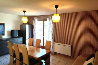 Image de Chalet Mitoyen 7p avec Piscine, Sauna, Parking Gratuit et Proche Commerces
